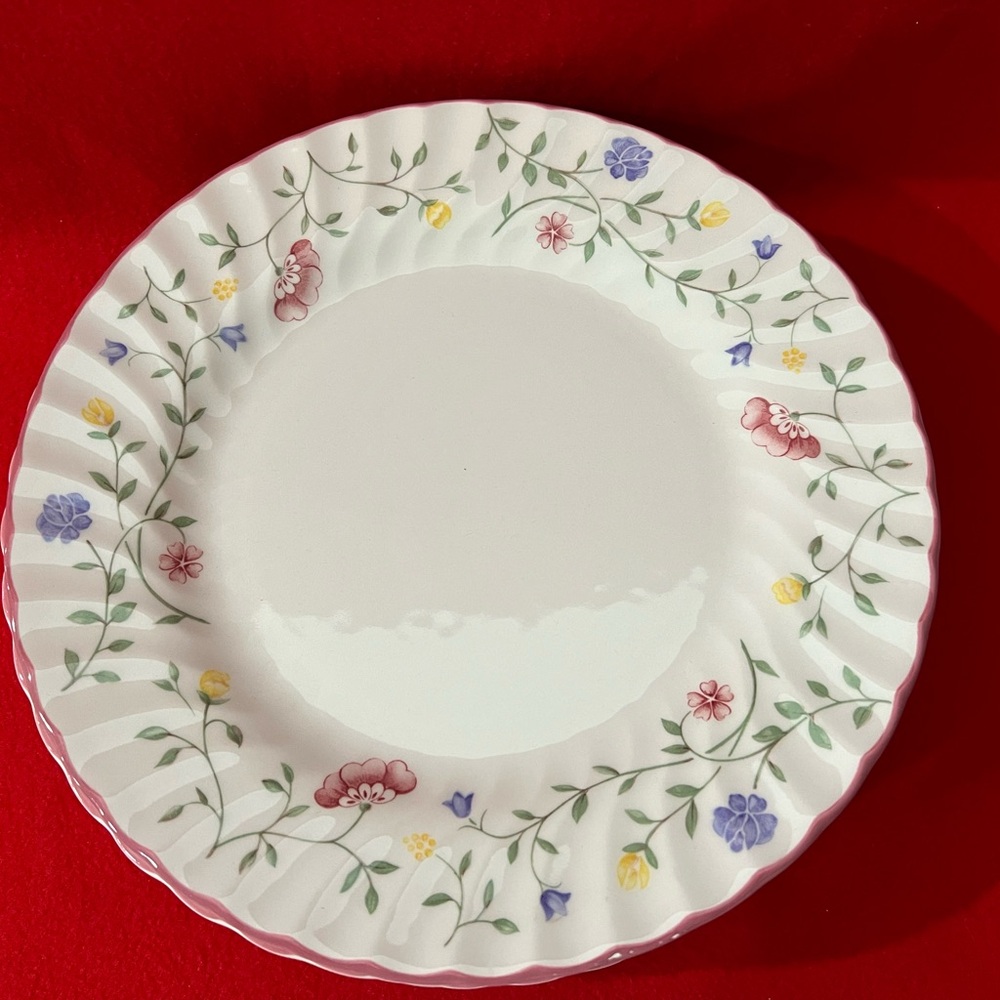 3pc Johnson Brother Summer Chinz White and Red Floral 10 1/4” Dinner plates. New